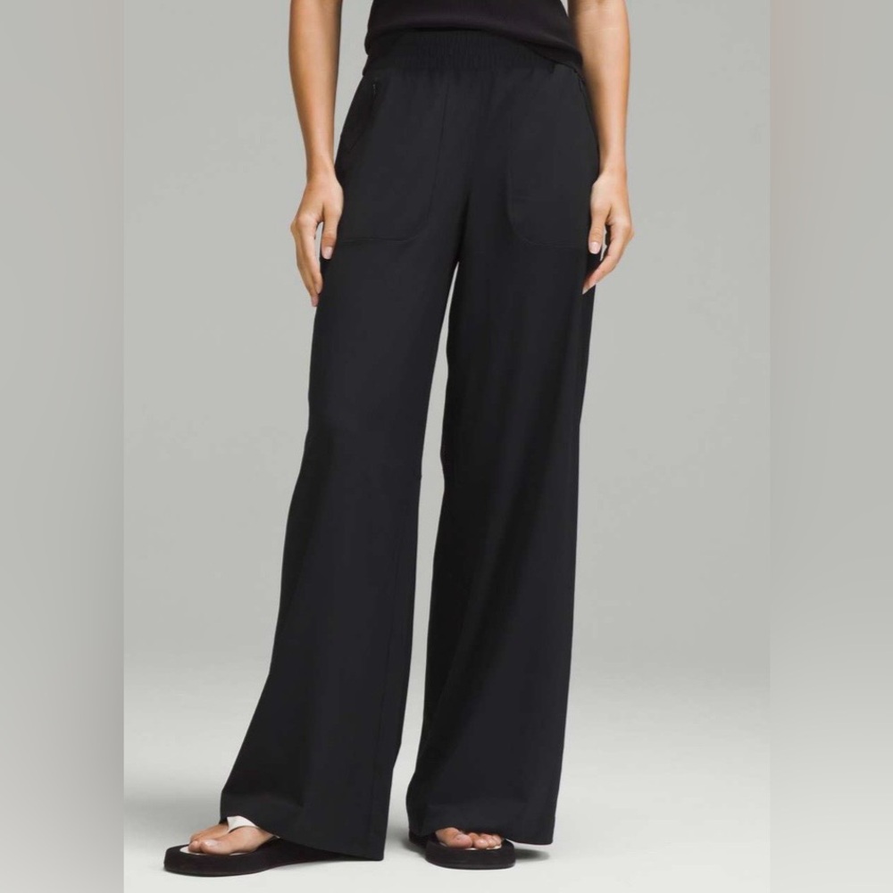 Lululemon Swift Wide-Leg Mid-Rise Pant *Full Length Black
Size 4